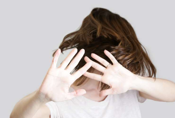 Donna spaventata dagli abusi