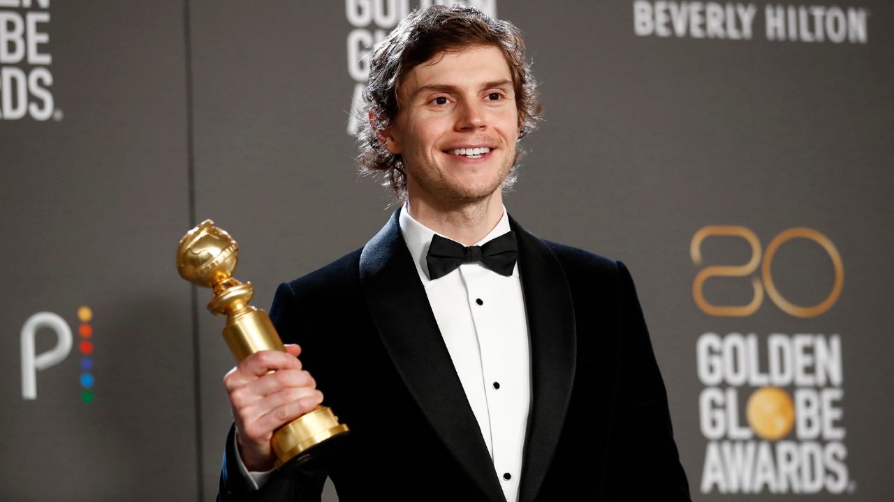 Evan Peters. ai Golden Globe 2023