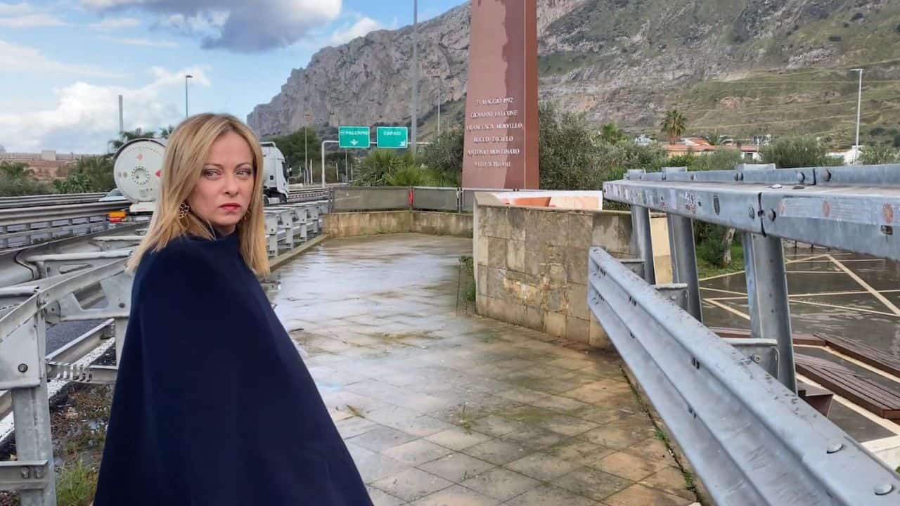 Giorgia Meloni di fronte alla stele di Capaci