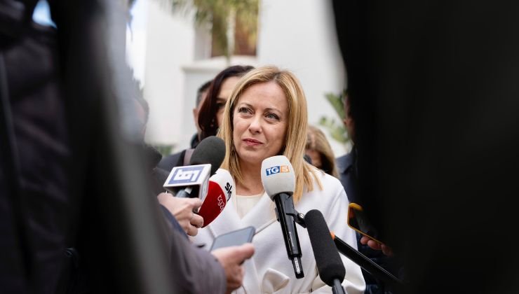 Giorgia Meloni rilascia dichiarazioni ai giornalisti