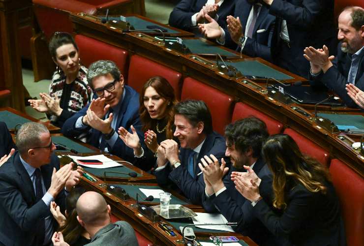 Gruppo di politici alla Camera dei deputati