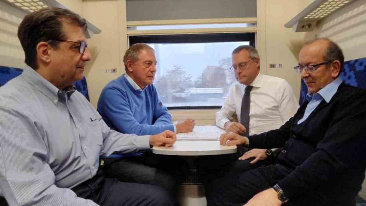 Il ministro Urso e la Delegazione in viaggio verso Kiev