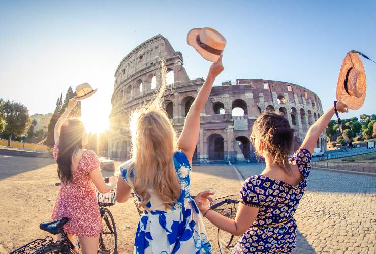Italiane in vacanza al Colosseo