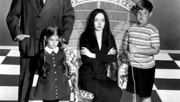 Lisa Loring con parte del cast de La Famiglia Addams
