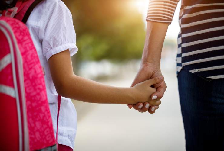 Madre e figlia che si tengono per mano