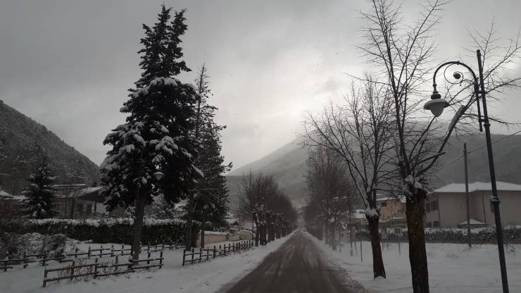 Maltempo, strada innevata  