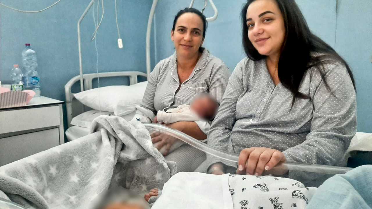 Napoli: madre e figlia partoriscono a poche ore di distanza