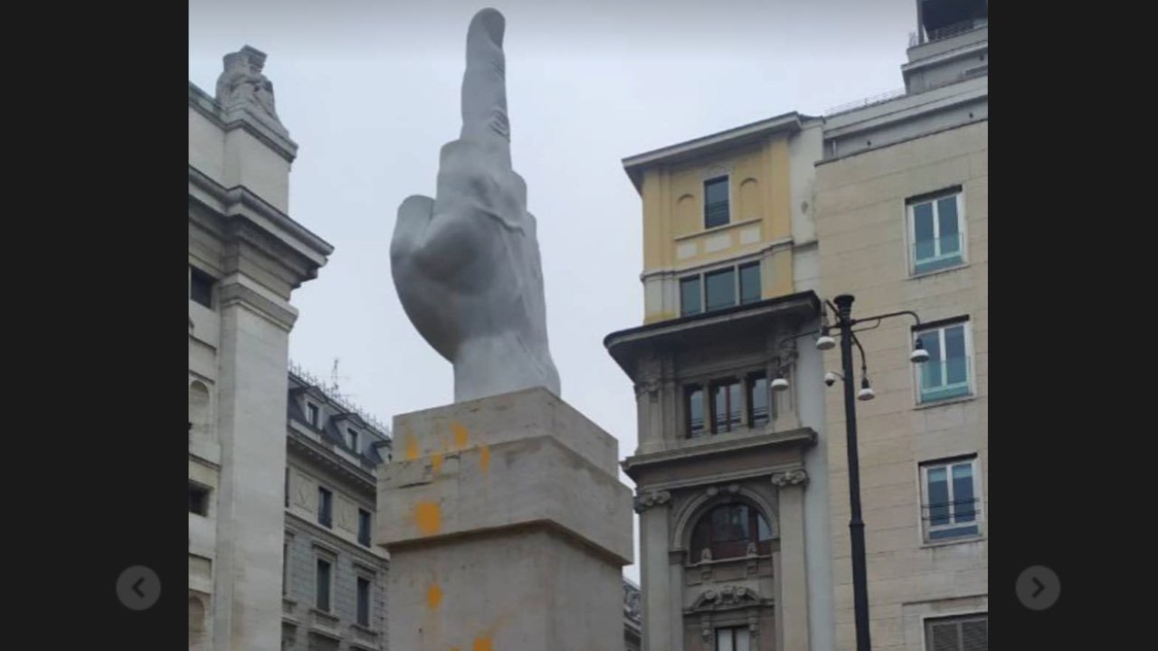 Milano, attivisti imbrattano Il dito