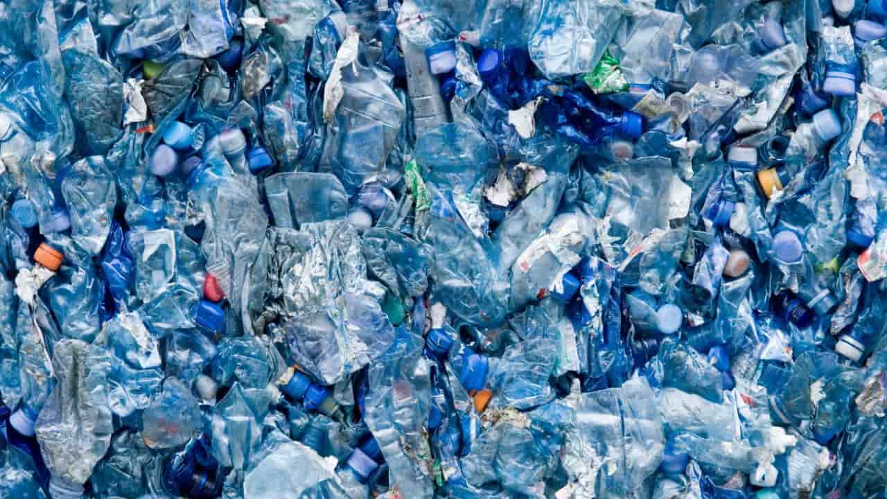 Mucchio di plastica da riciclare