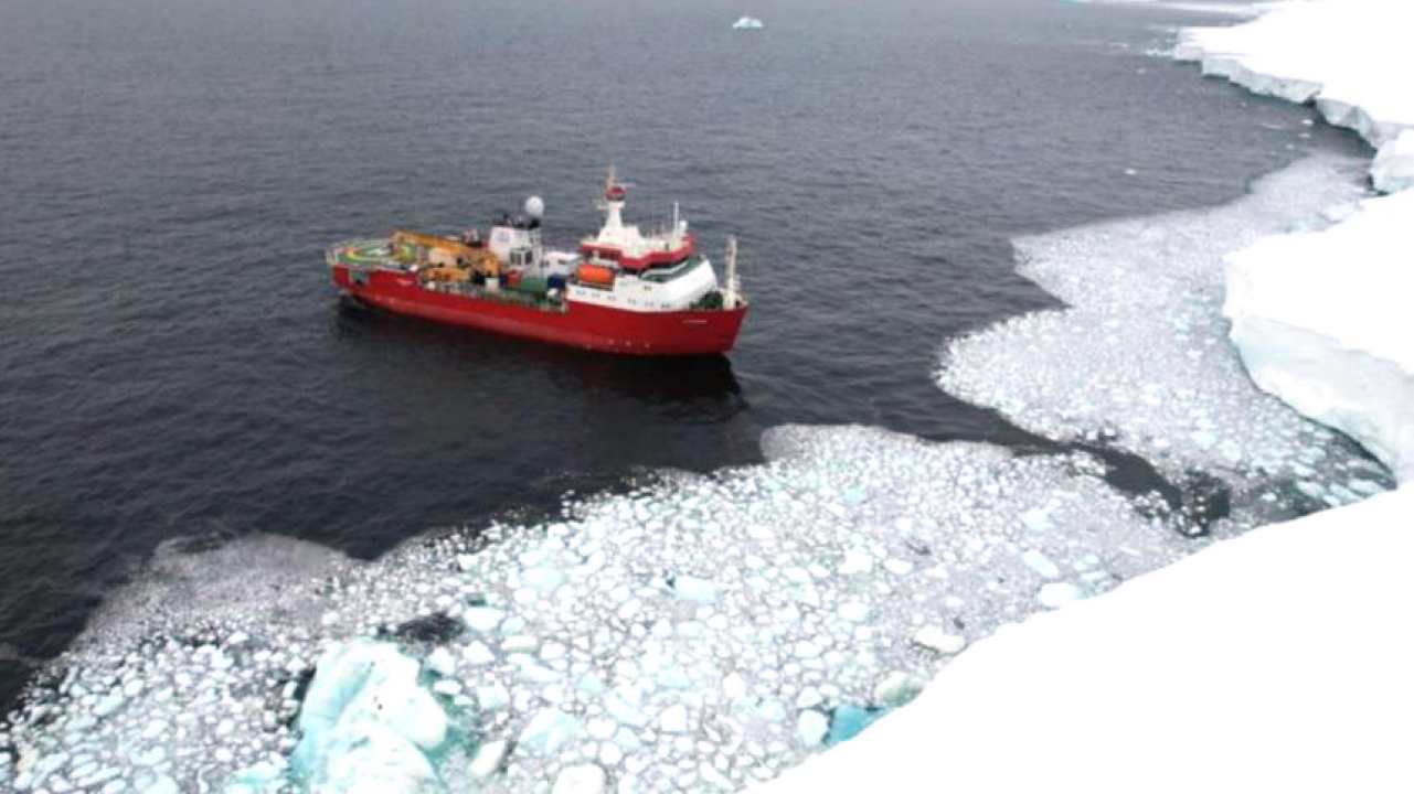 Nave rompighiaccio in Antartide