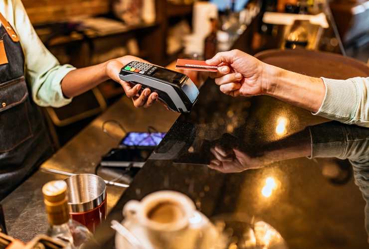 Pagamento con il pos in un bar