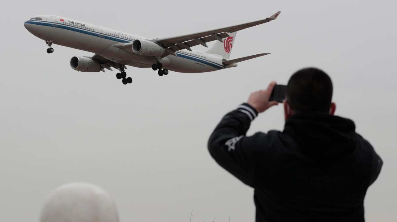 Passeggero che fotografa un aereo in volo