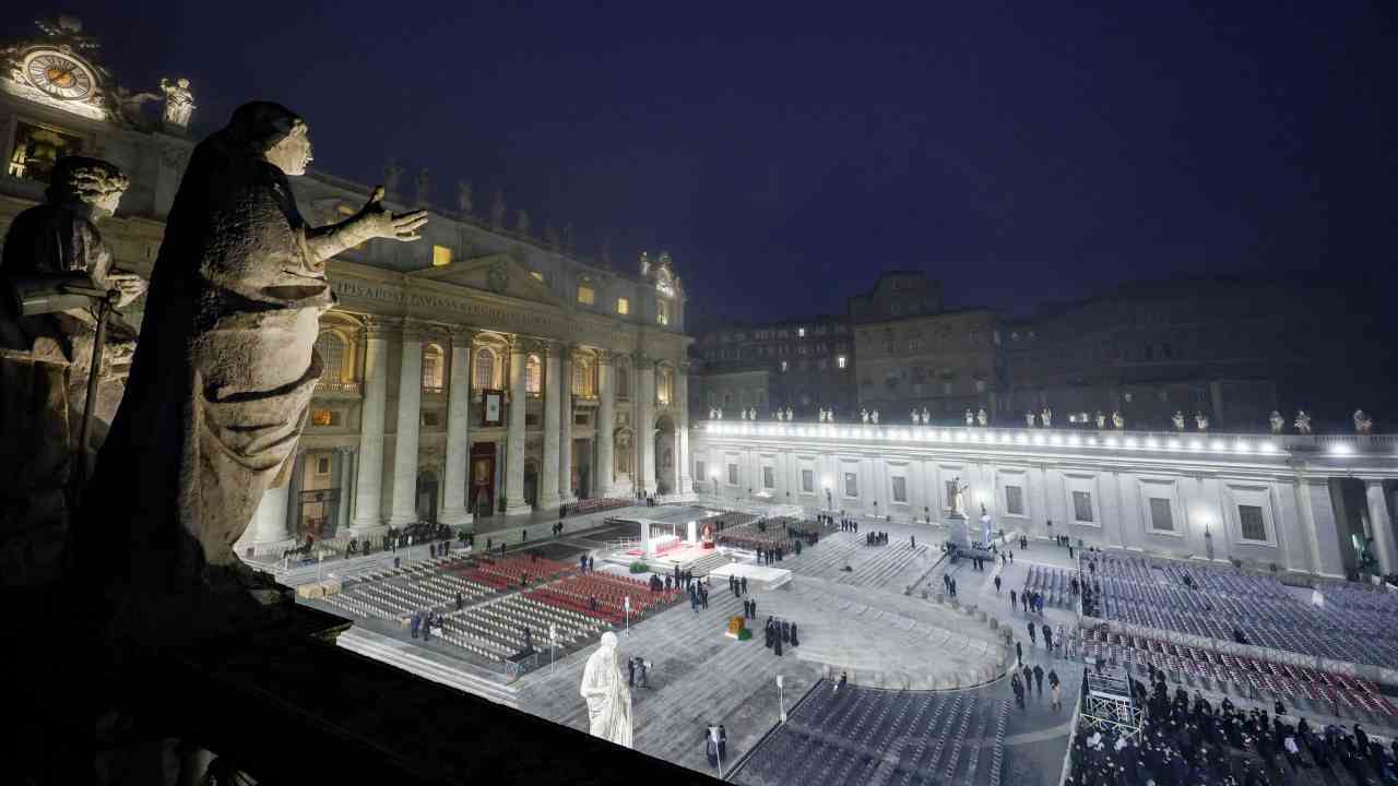 Piazza San Pietro allestita per i funerali