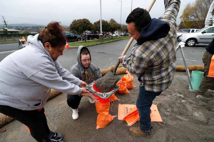 Popolazione si prepara all'inondazione