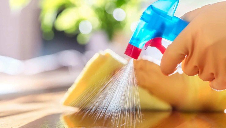 Nettoyer les surfaces de la maison