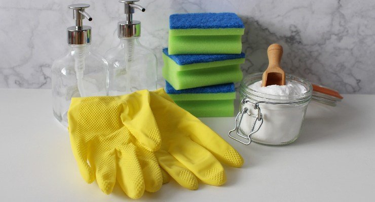 Badezimmer reinigen mit wirksamen Produkten