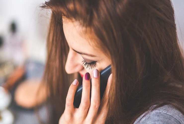 Ragazza che parla a telefono