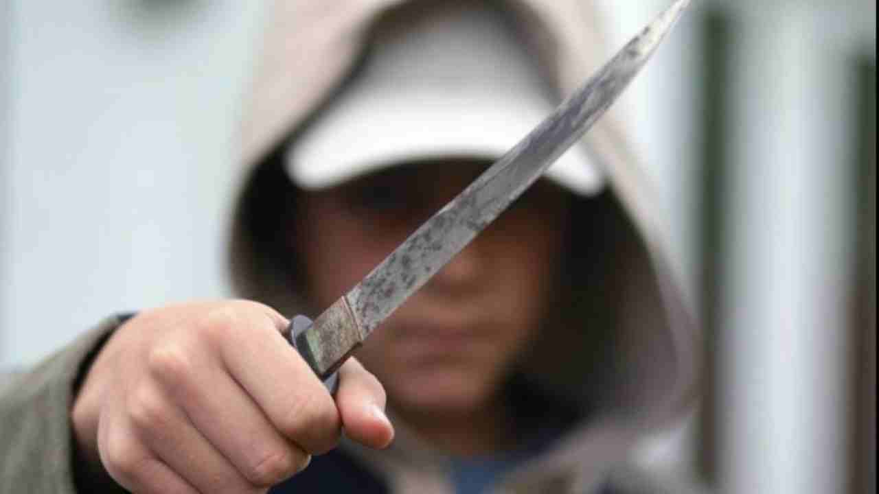 Ragazzo con un coltello