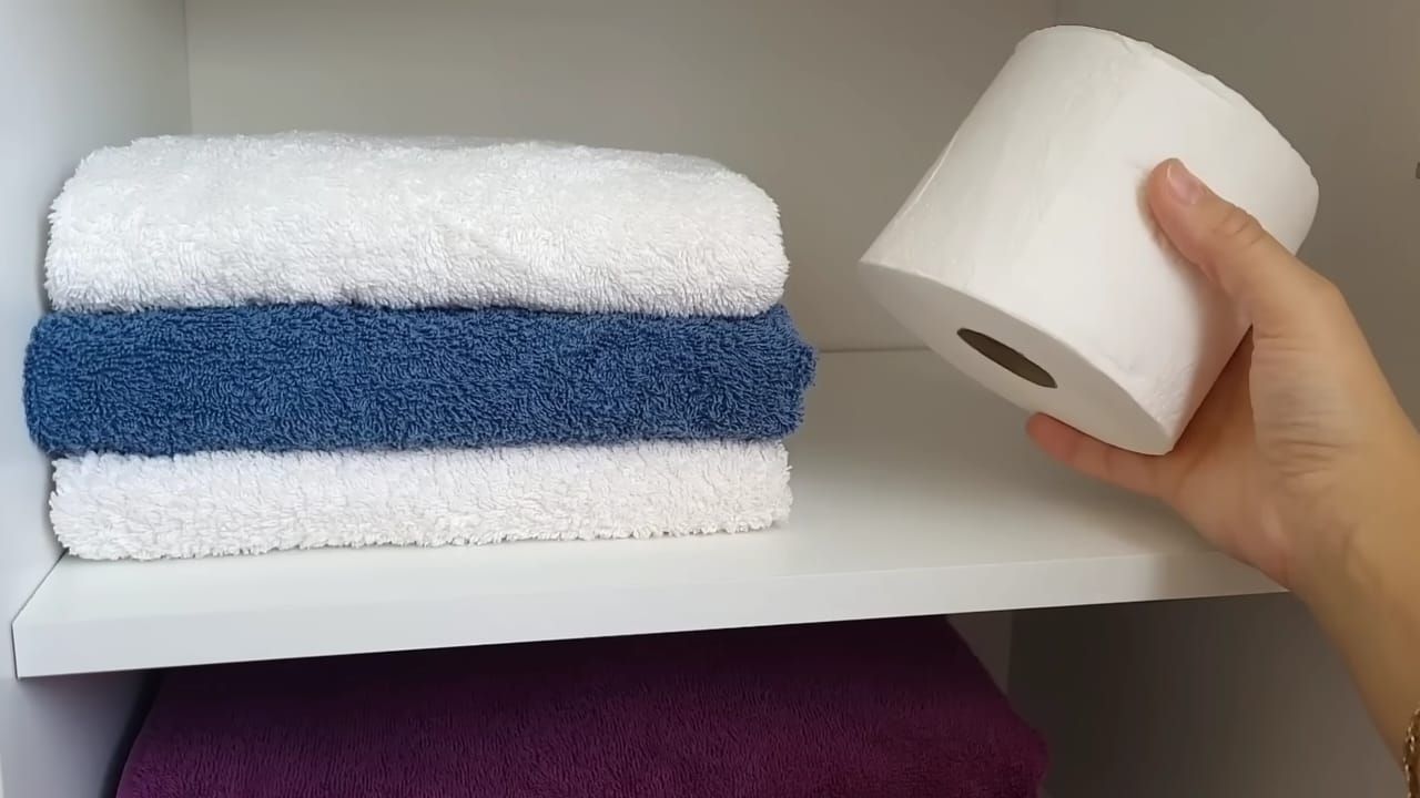 Rolle Toilettenpapier im Schrank