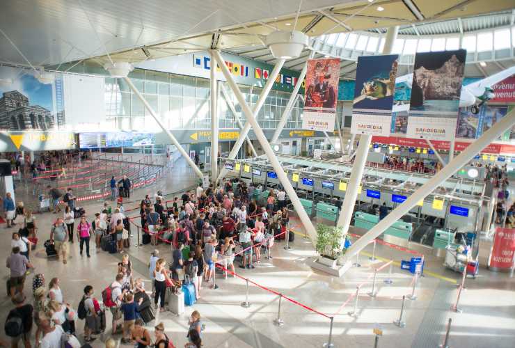 Sala dell'Aeroporto Costa Smeralda di Olbia con passeggeri all'interno