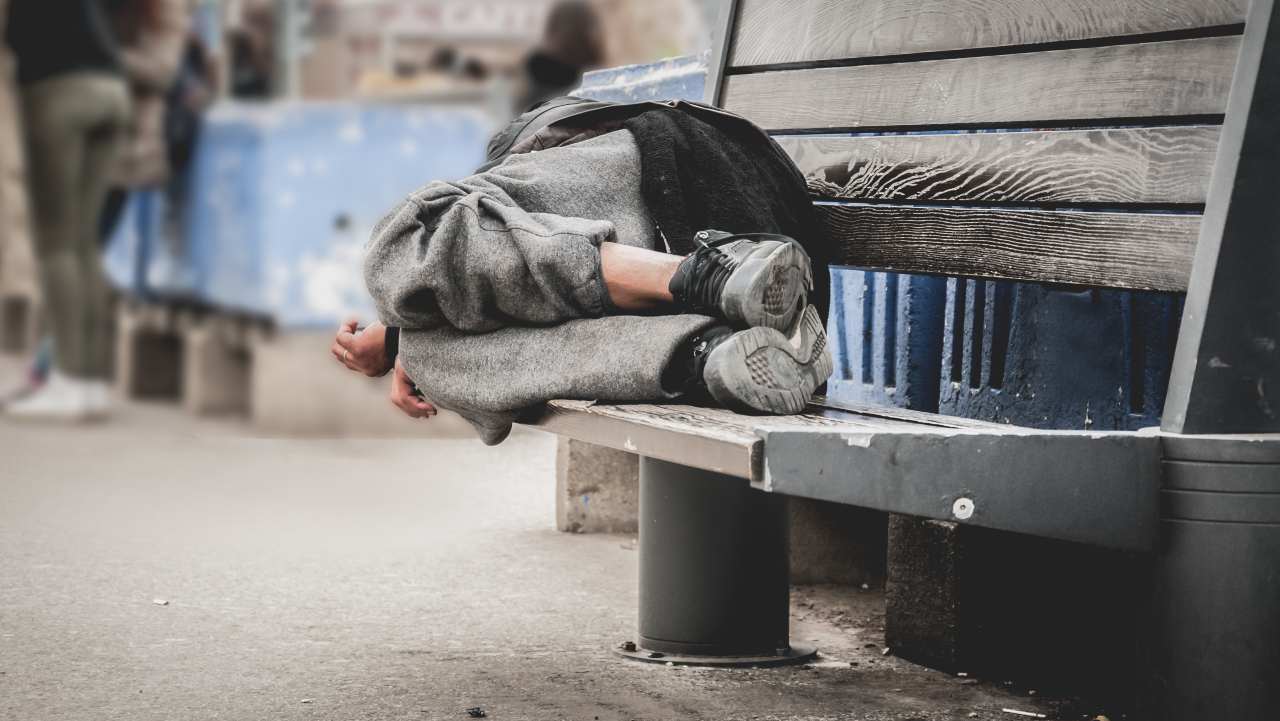 Senzatetto su una panchina