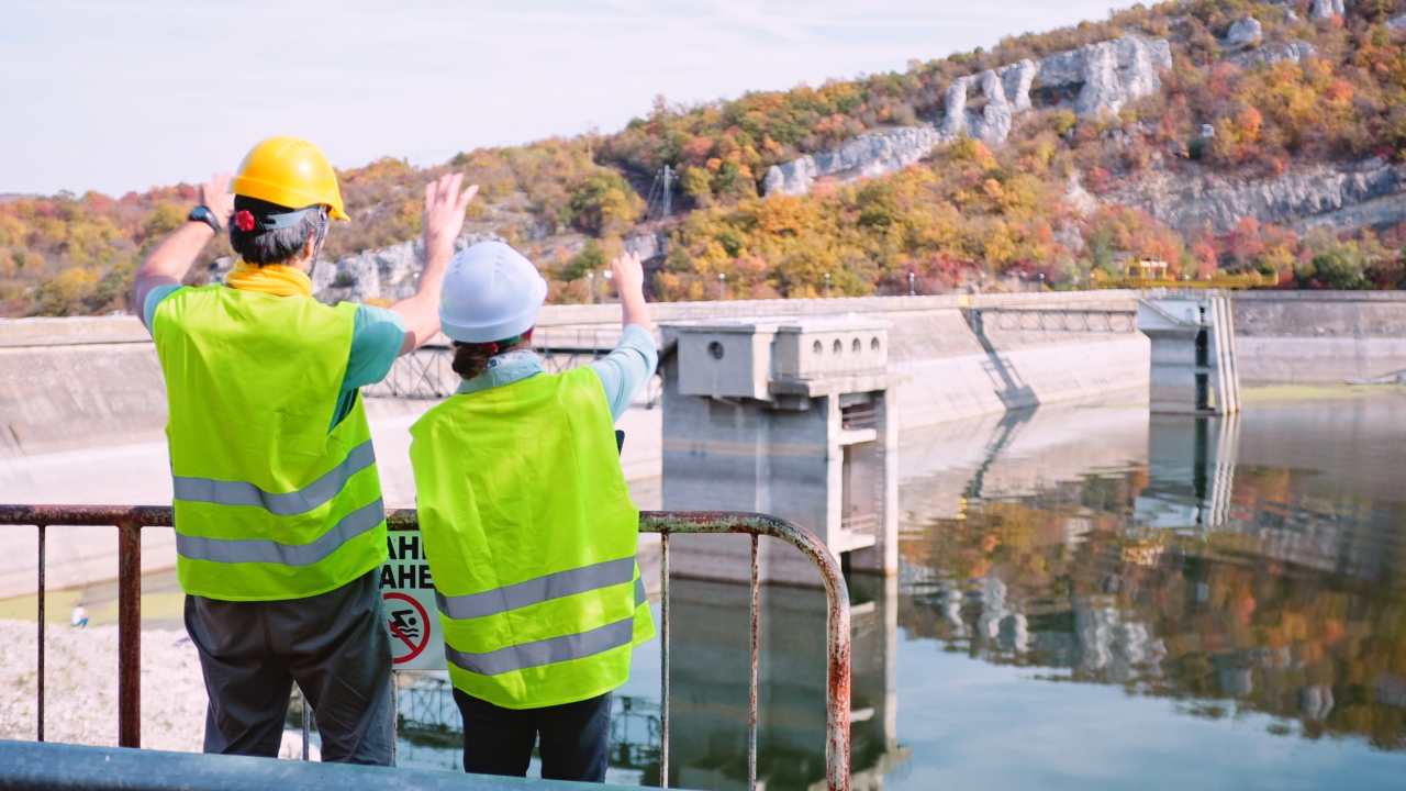 Tecnici di manutenzione che lavorano in centrali idroelettriche