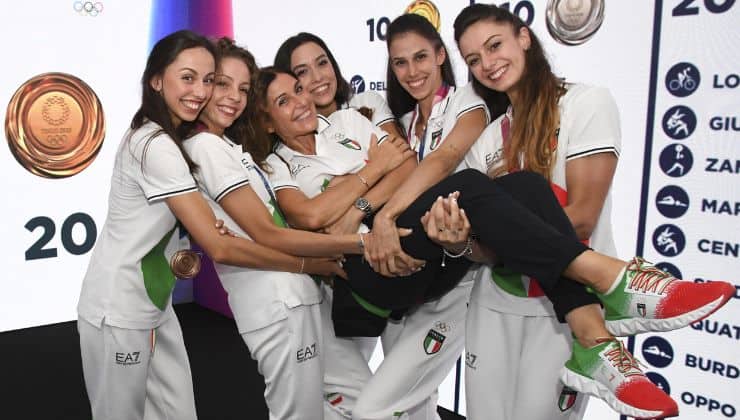 Un gruppo di ginnaste con l'allenatrice Emanuela Maccarani