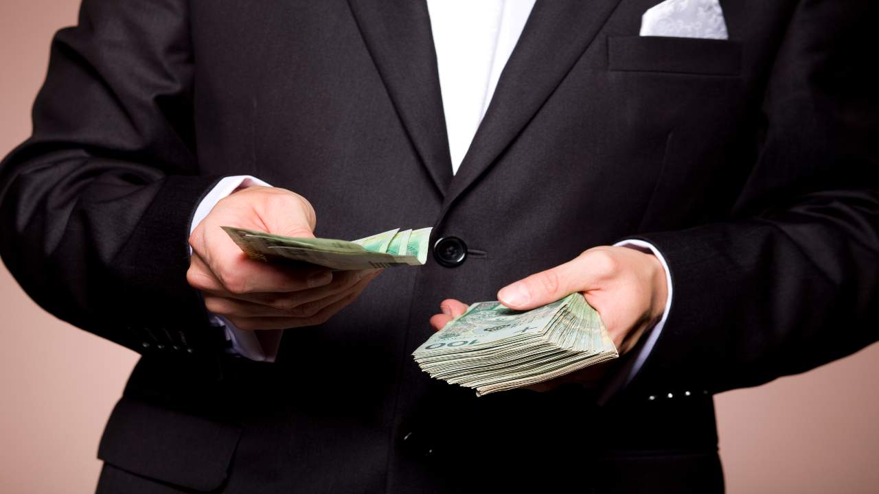 Uomo che ha appena ritirato il pizzo