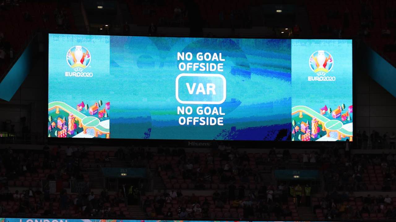 Var, fuorigioco automatico