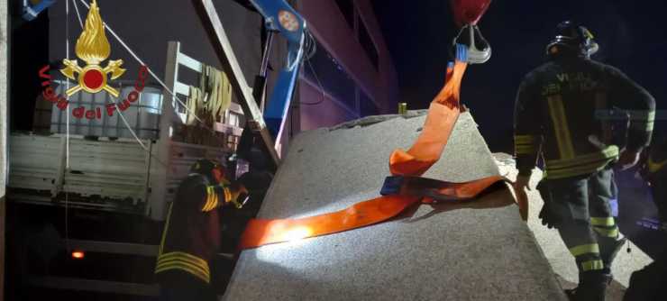 Vigili del fuoco rimuovo i pannelli di cemento