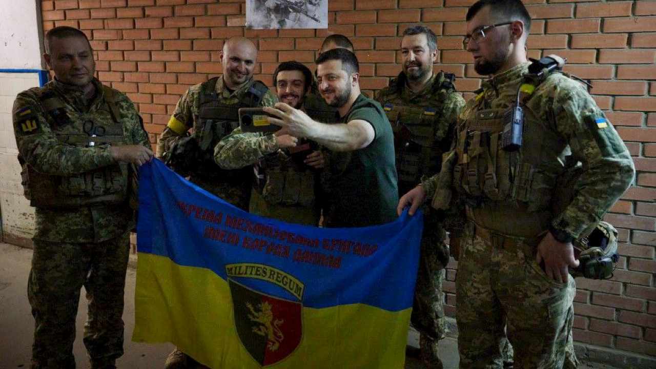 Zelensky e le truppe ucraine 