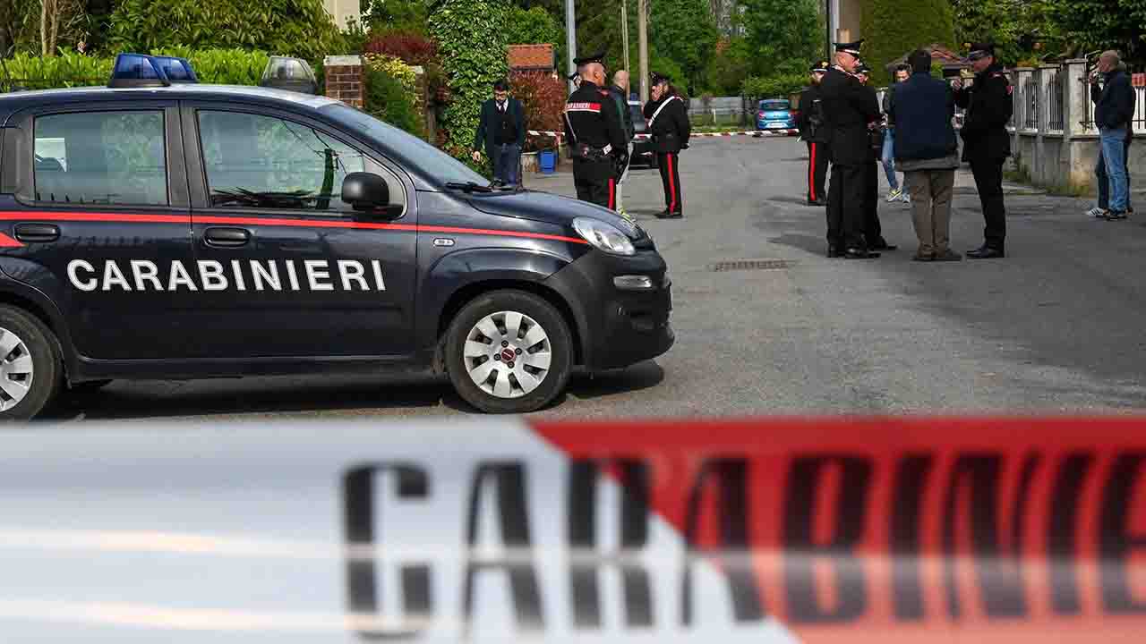 Carabinieri sulla scena della strage a Samarate