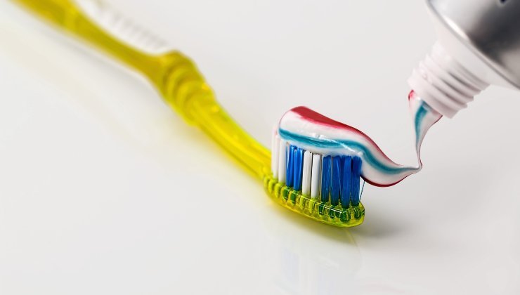 Dentifrice : que se passe-t-il s'il se mélange au nettoyant ?