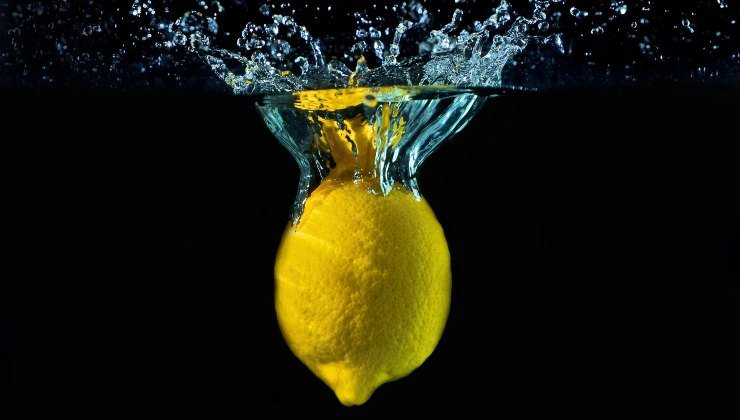 Limone: ecco perché bisogna tenerlo in un barattolo di acqua