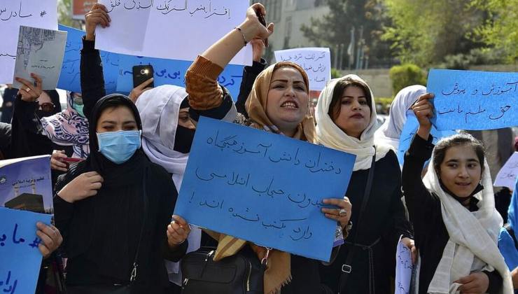 Donne afghane protestano per lo studio 
