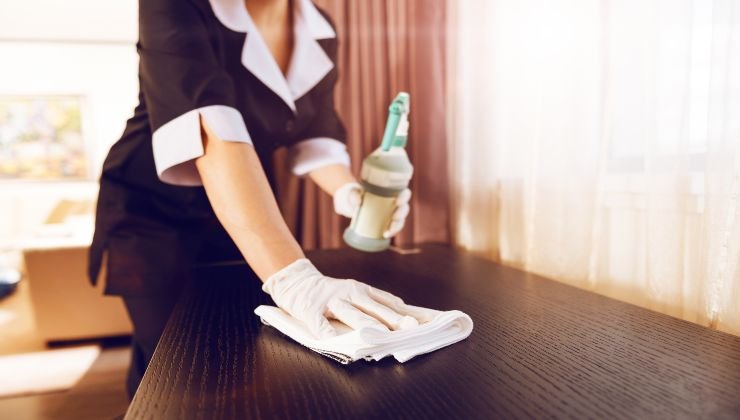 Metodo degli hotel: come pulire a fondo bagno e camera