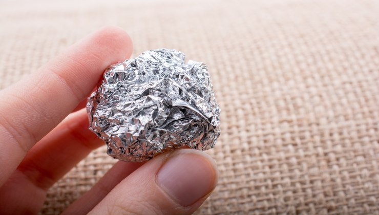 Papier aluminium : voici pourquoi l'utiliser dans les chaussures