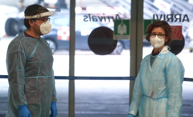 Aeroporto, medici in camice e mascherina