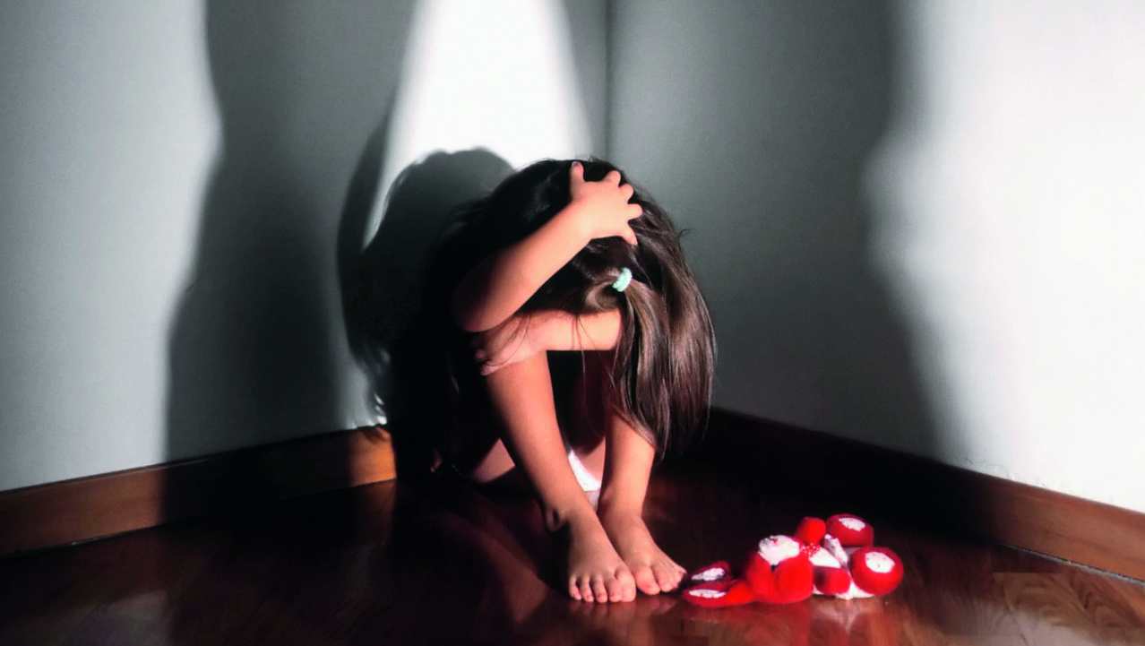 Bambina spaventata e impaurita