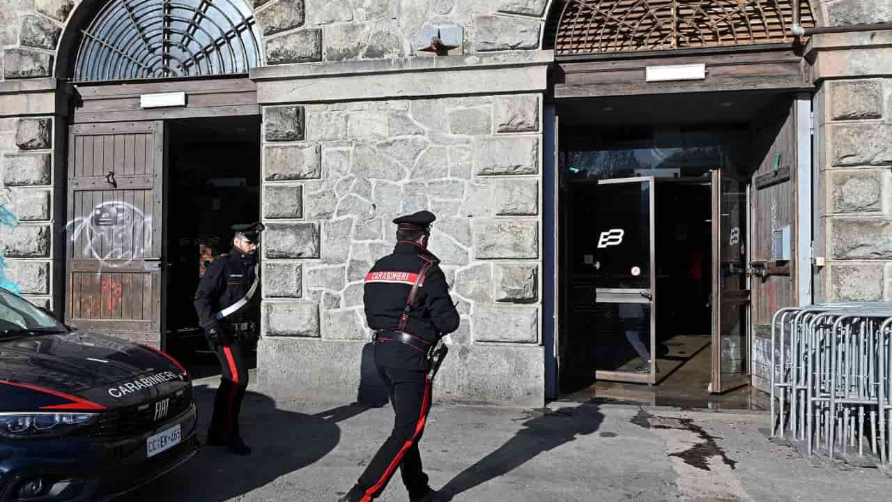 Carabinieri al locale dove Mauro stava facendo la fila