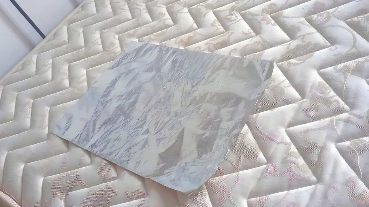 Folienpapier auf der Matratze