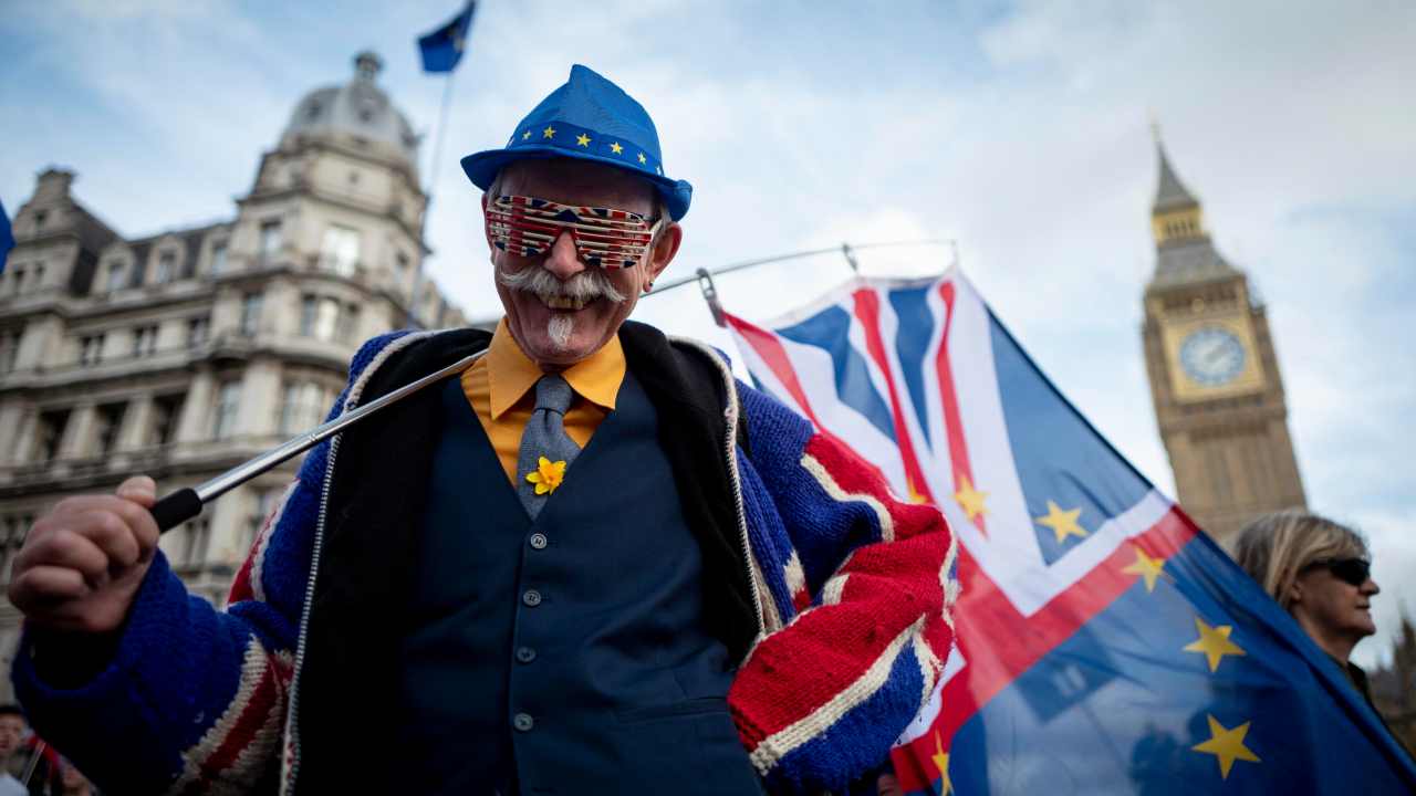 Cittadino inglese manifesta per il rientro in UE
