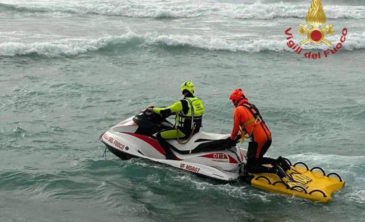 Cutro, operazioni di soccorso in mare