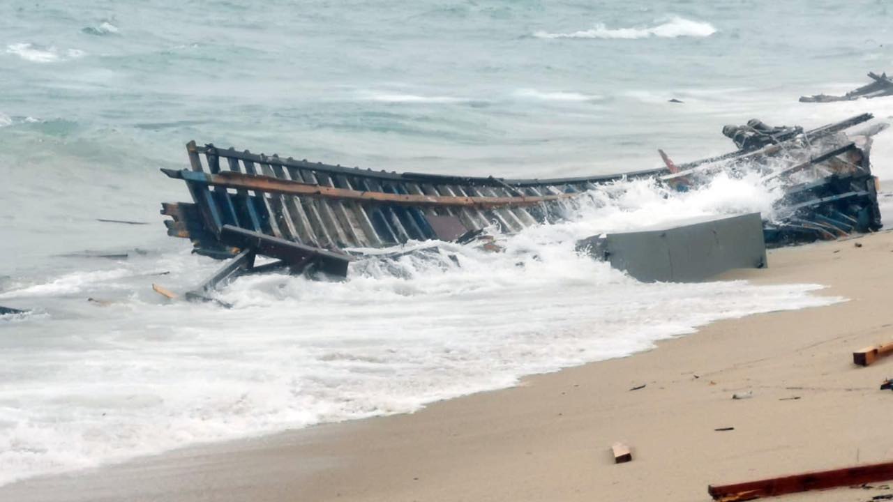 Cutro, resti dell'imbarcazione naufragata
