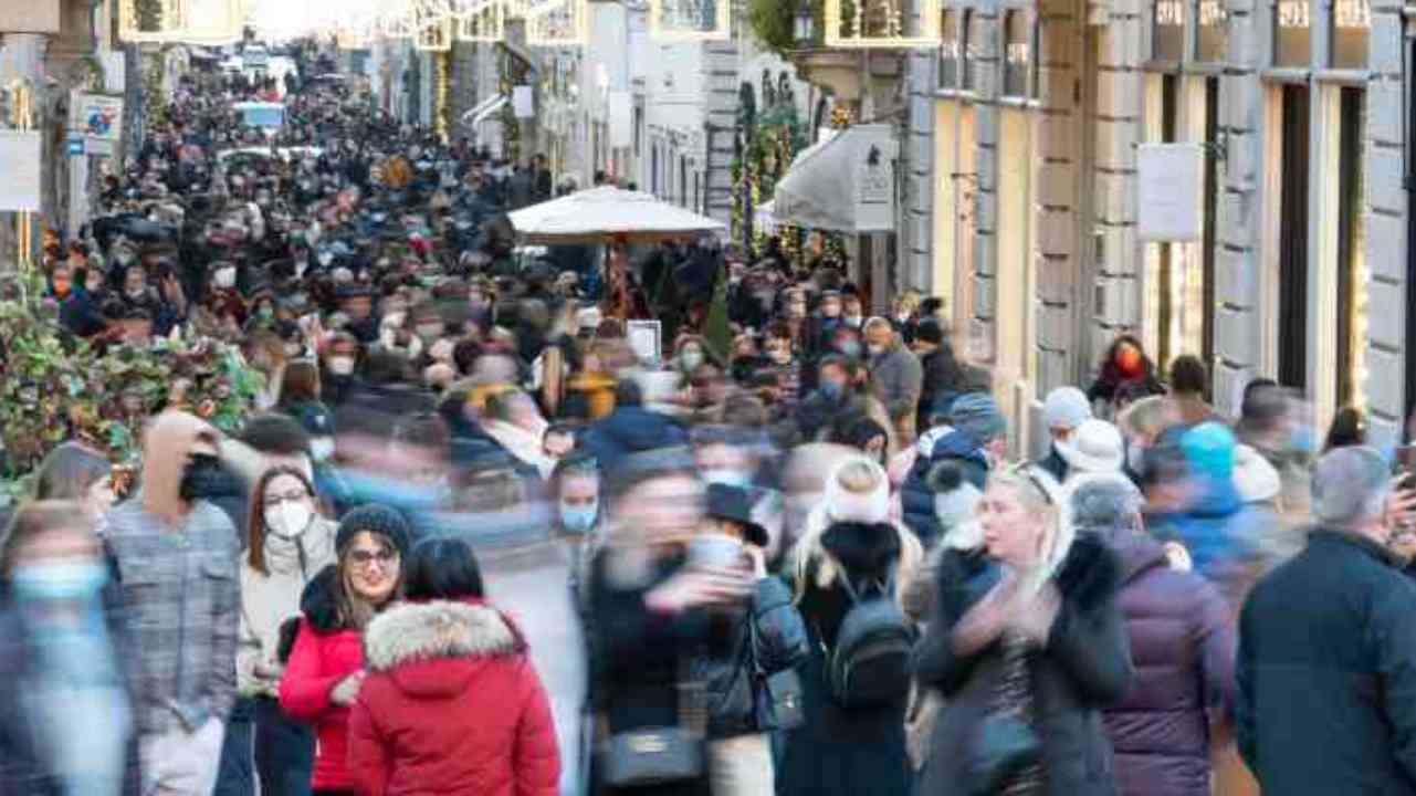 Folla di persone in città