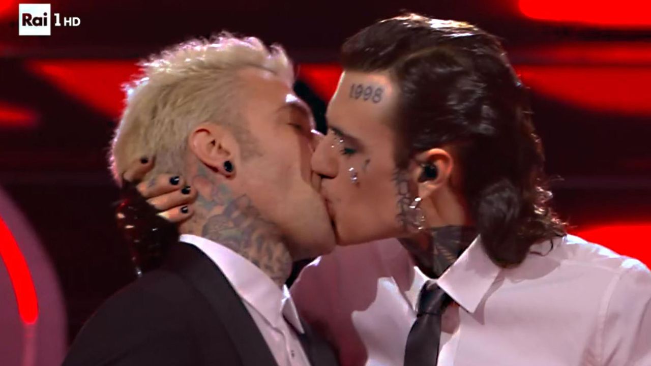 Il bacio tra Fedez e Rosa Chemical