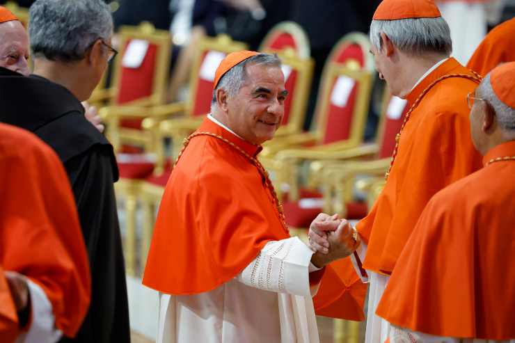 Il cardinale Becciu stringe la mano al Cardinale Zuppi
