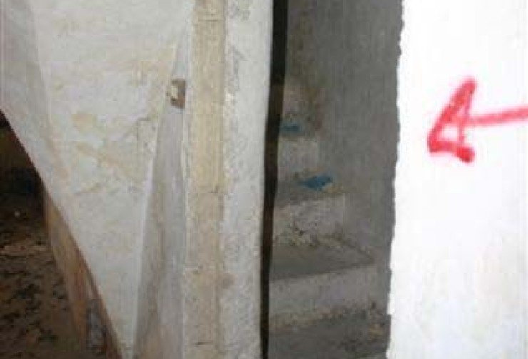  Il cunicolo che porta alla cisterna dove sono stati ritrovati i corpi dei fratellini