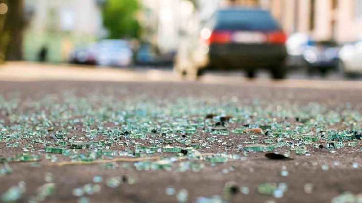 Vetro sull'asfalto dopo un incidente stradale
