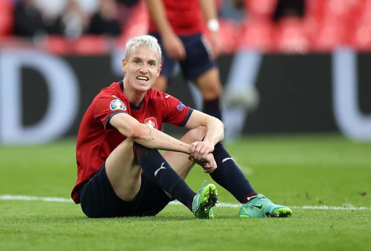 Jankto seduto nel campo di calcio